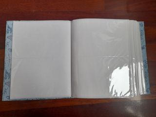 Álbum de fotos con diseño floral y mariposas