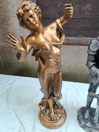 Escultura de bronce y figura de caballero