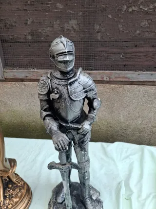 Escultura de bronce y figura de caballero