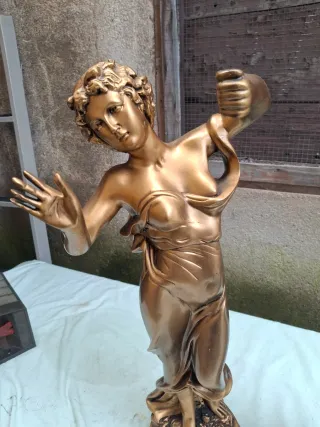 Escultura de bronce y figura de caballero