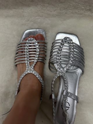 Tacones plateados con tiras