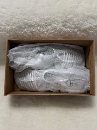 Tacones plateados con tiras