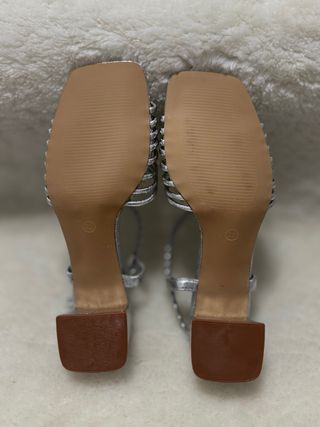Tacones plateados con tiras