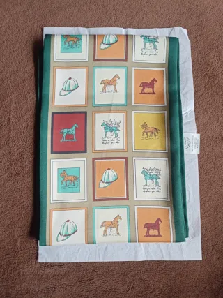 Pañuelo tacto seda caballos y gorras