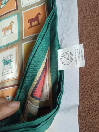 Pañuelo tacto seda caballos y gorras