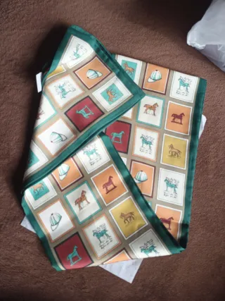 Pañuelo tacto seda caballos y gorras