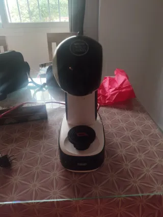 Cafetera Dolce Gusto Negra y Blanca