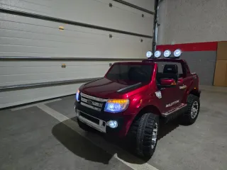Coche eléctrico para niños Ford control remoto.