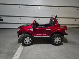 Coche eléctrico para niños Ford control remoto.