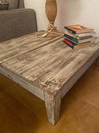Mesa baja de madera rústica estilo decapado.