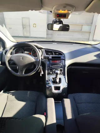 Peugeot 5008 2011