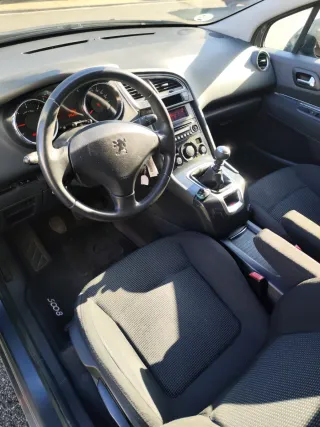 Peugeot 5008 2011