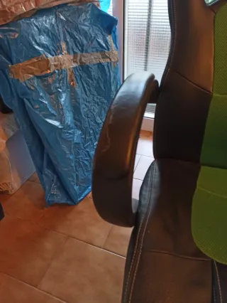 Silla de escritorio negra y verde