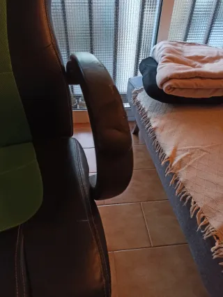 Silla de escritorio negra y verde