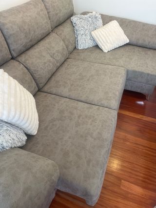 Sofá modular gris claro, jaspeado.