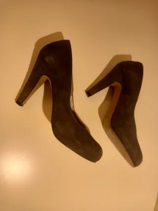 Elegantes zapatos de tacón ante gris