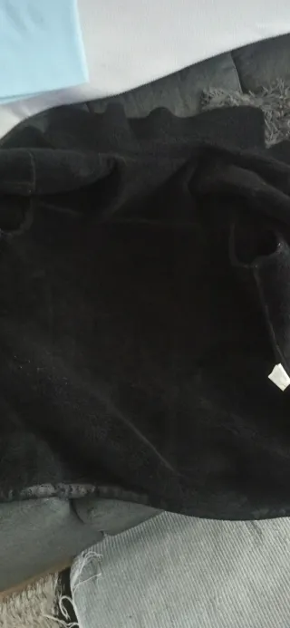 Abrigo negro con detalles dorados