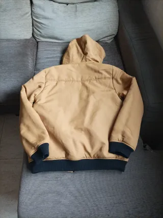 Chaqueta Beige con Capucha y Cremallera