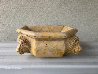 Acquasantiera in marmo con teste di leone