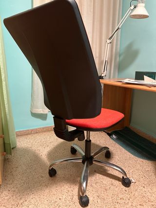 Silla de oficina roja y negra