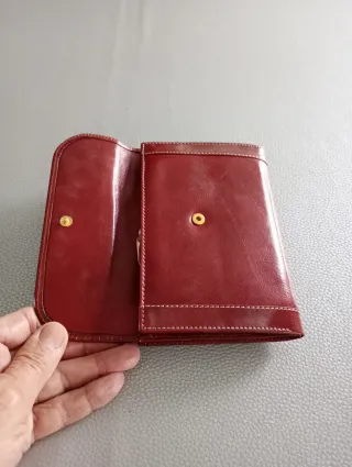 Cartera y funda de gafas de piel roja de Mujer