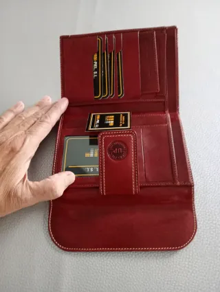 Cartera y funda de gafas de piel roja de Mujer