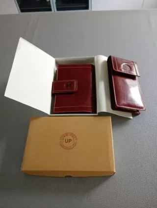 Cartera y funda de gafas de piel roja de Mujer