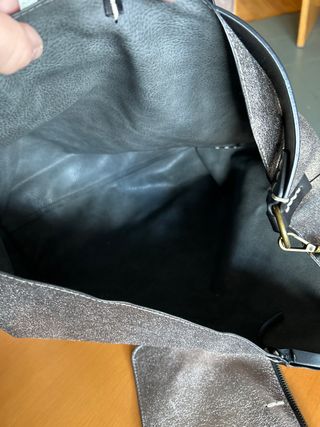 Bolso plateado y negro