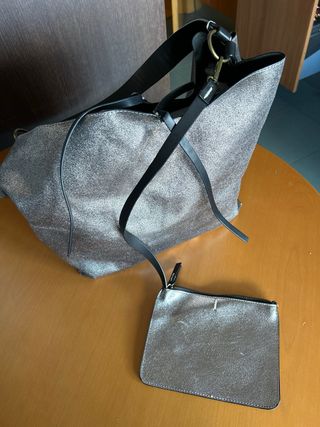 Bolso plateado y negro