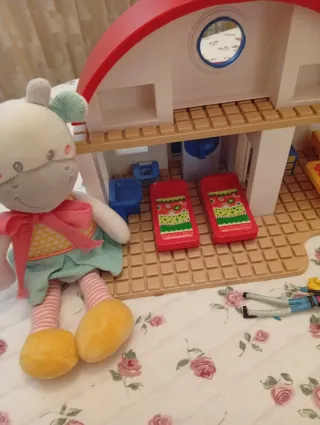 Lote de muñecas y casita infantil