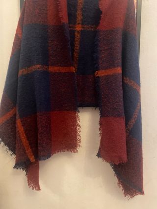 Bufanda a cuadros azul y roja