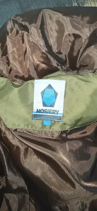 Abrigo verde con capucha