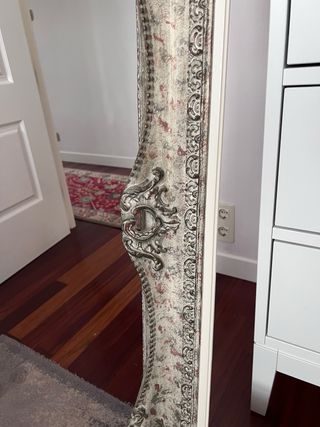 Marco de madera beige y plateado