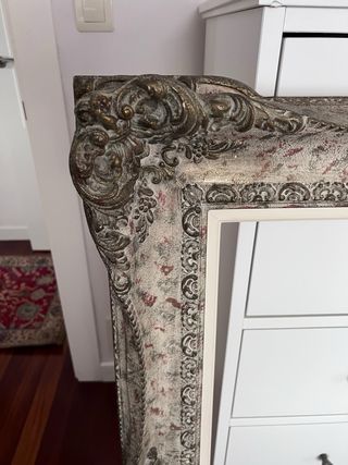 Marco de madera beige y plateado