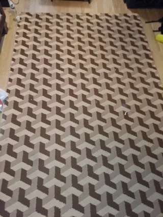 Alfombra geométrica beige y marrón