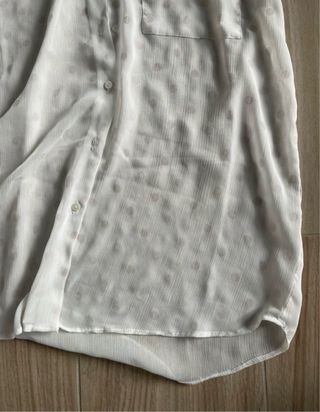 Camicia bianca velata a pois