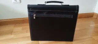 Maletín negro con llave