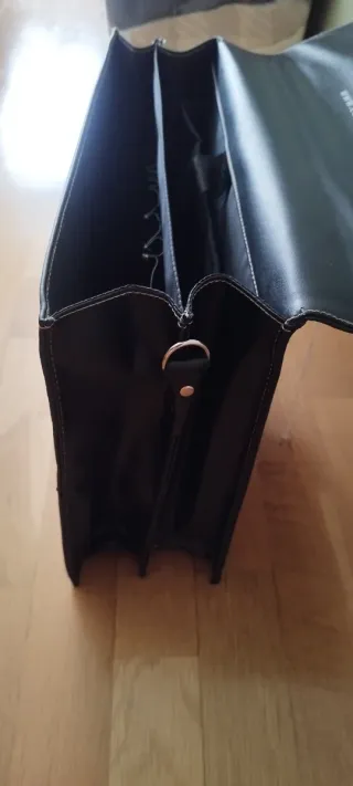 Maletín negro con llave