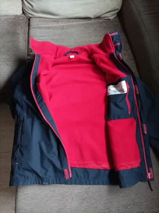 Chaqueta azul con detalles rojos