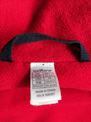 Chaqueta azul con detalles rojos