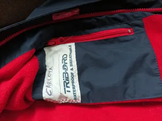 Chaqueta azul con detalles rojos