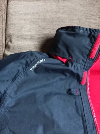 Chaqueta azul con detalles rojos