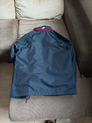 Chaqueta azul con detalles rojos