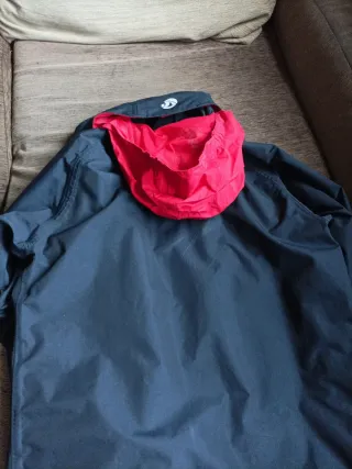 Chaqueta azul con detalles rojos