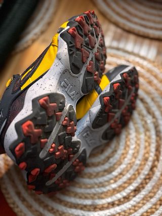 Deportivas Fila Amarillas y Negras