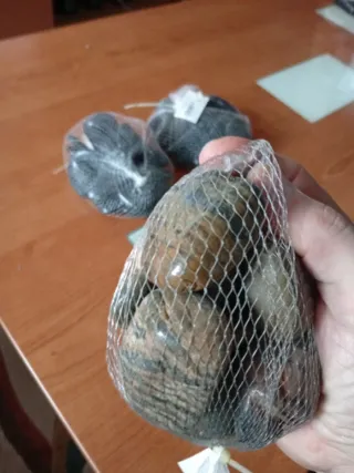 Piedras decorativas negras y marrones