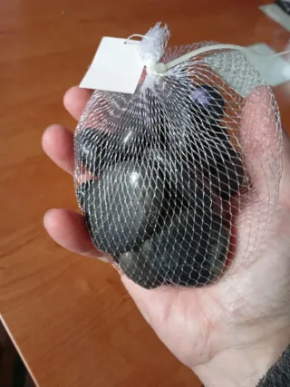 Piedras decorativas negras y marrones