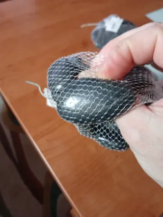 Piedras decorativas negras y marrones