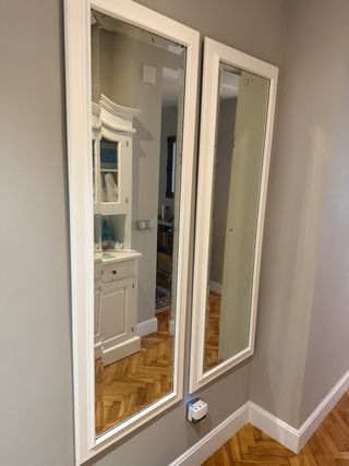 Vitrina lacada blanca con espejos