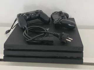 PS4 Pro 1TB CUH-7016B + 2 mandos